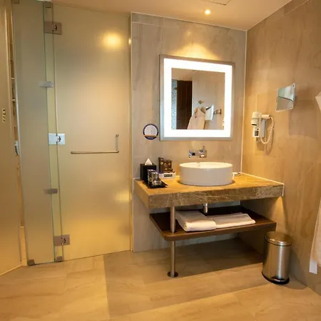 Novotel Pune Viman Nagar Road Exterior photo Bathroom
